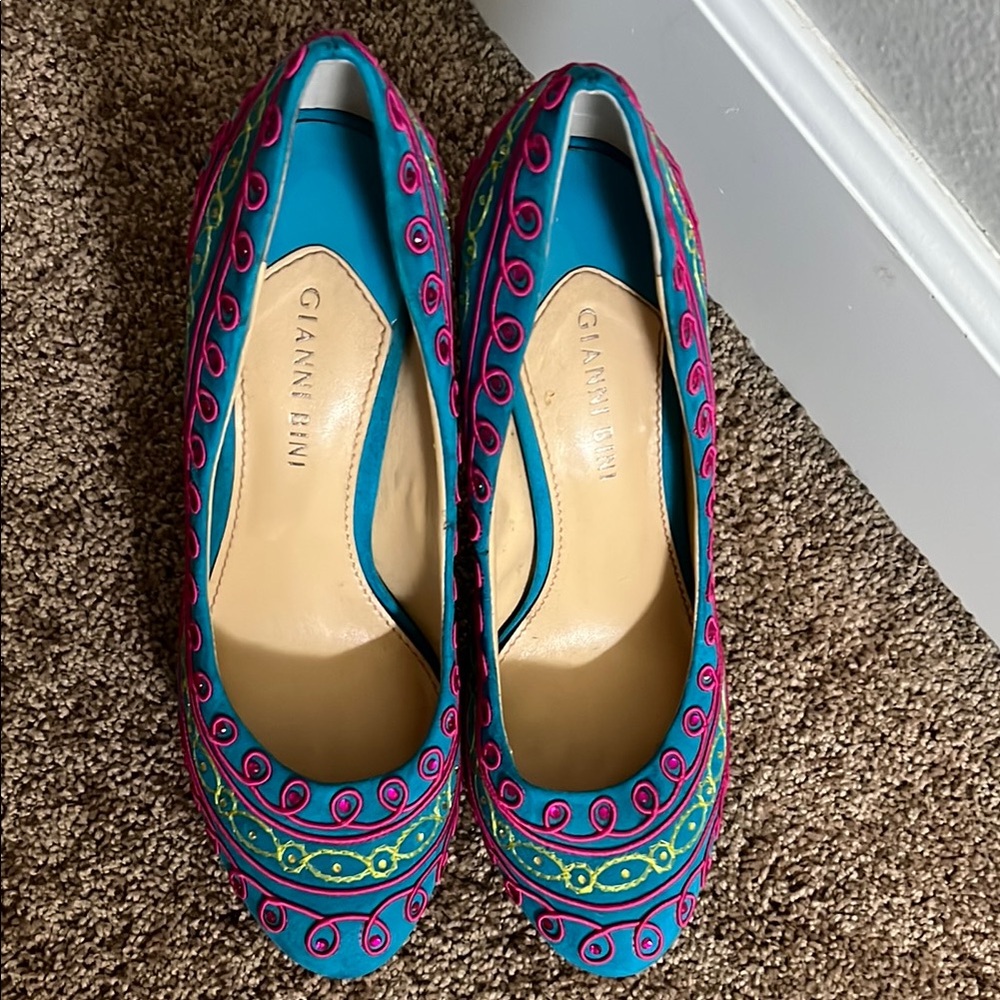 Gianni Bini Blue and Pink Women's Heels - Picture 3 of 4